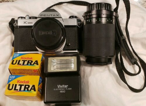 Pentax K1000 SLR 35mm, 80-200mm film camera with flash and camera bag included!