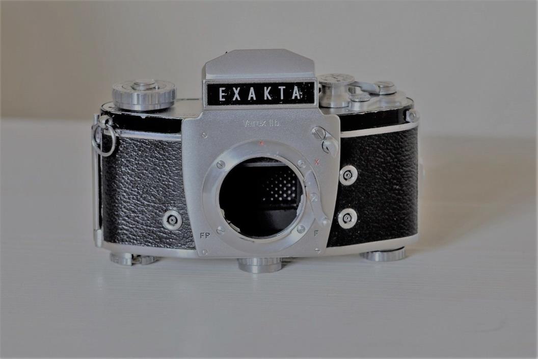 Exakta Varex IIb film camera with extra viewfinder and leather case