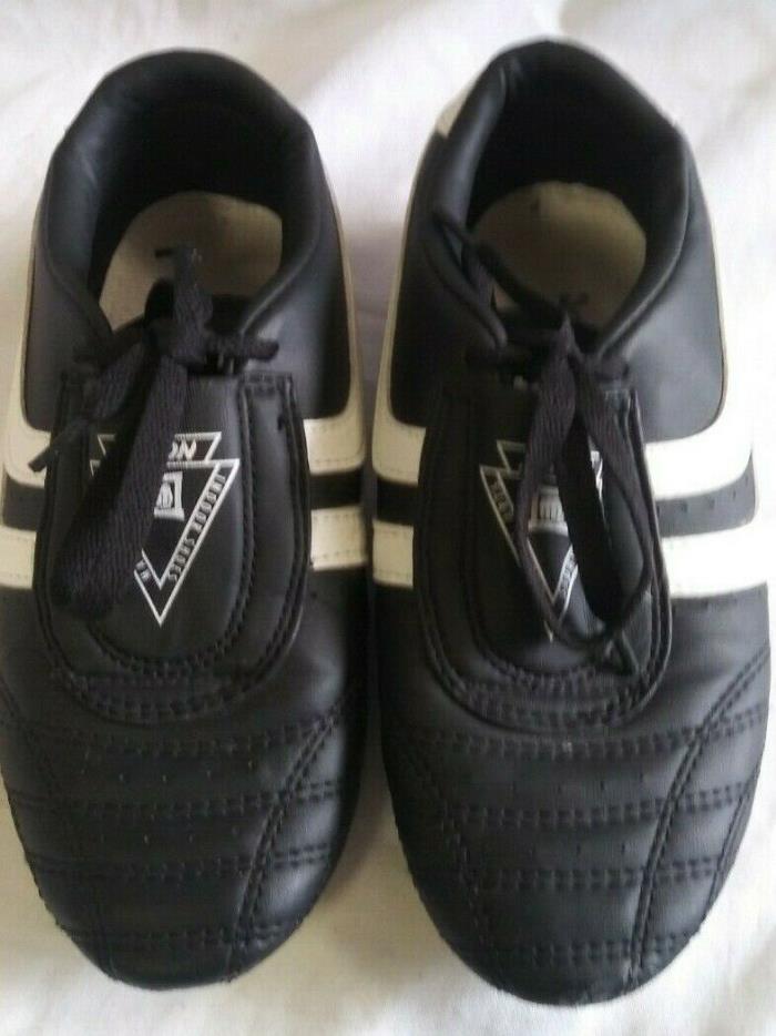 Kids Tai Kwon Do Shoes Size 33 EURO / 1.5 Boys Black and White
