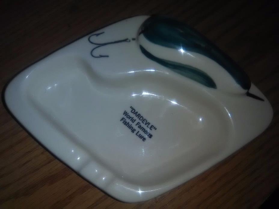 VINTAGE COLLECTIBLE DARDEVLE  WORLD FAMOUS FISHING LURE ASHTRAY
