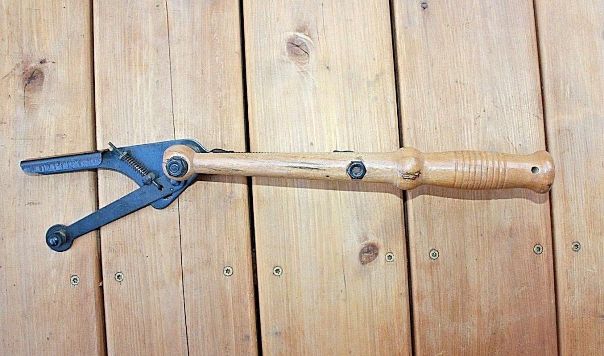 Vintage Hand Trap Clay Pigeon Skeet Manual Thrower with Wooden Handle