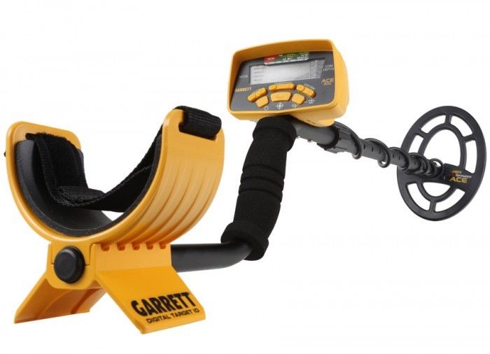 Garrett ACE 300 Metal Detector with 7x10