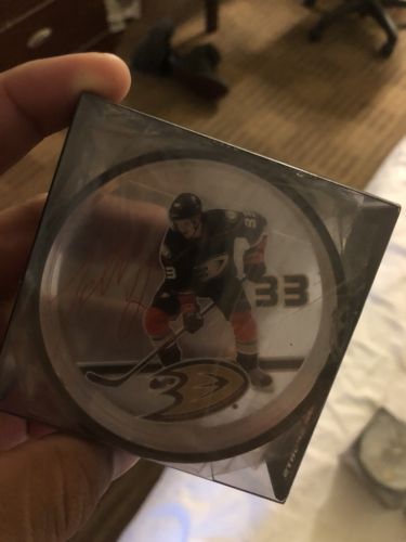 Signature Puck: Anaheim Ducks Jakob Silfverberg #33