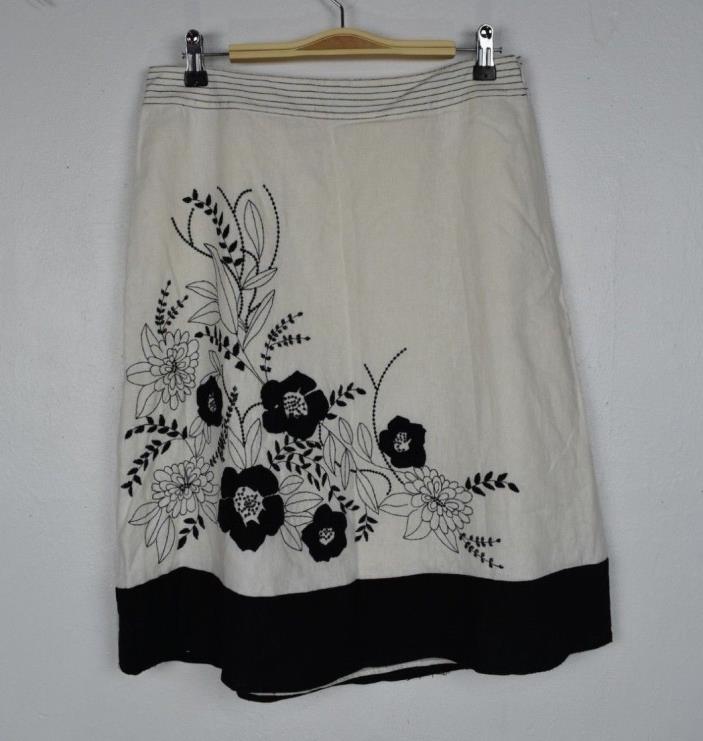 Ann Taylor Women Skirt size 6 White Black Floral embroidered