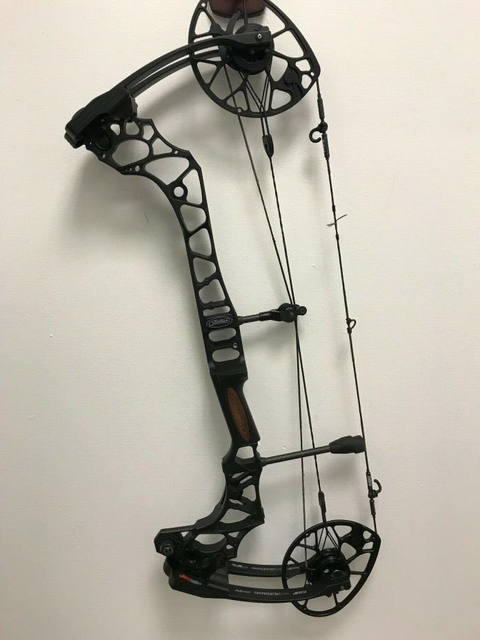 Mathews Triax Compound Bow RH 28/60 Black Archery