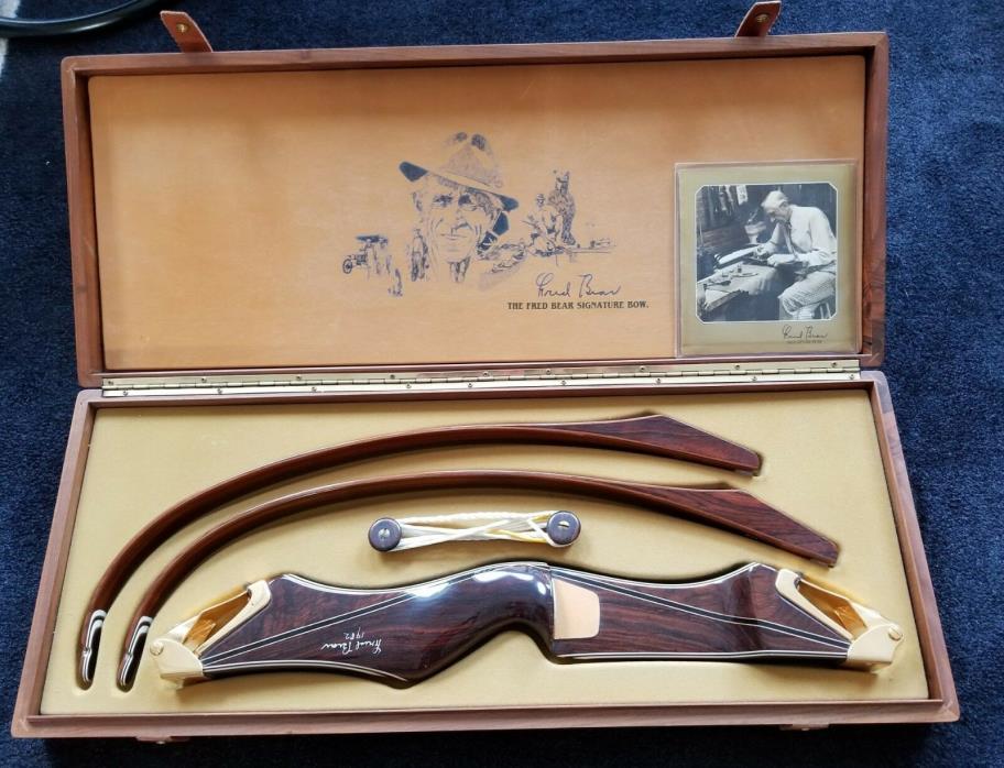 1982 VINTAGE FRED BEAR Signature Bow in Original Wooden Display Case