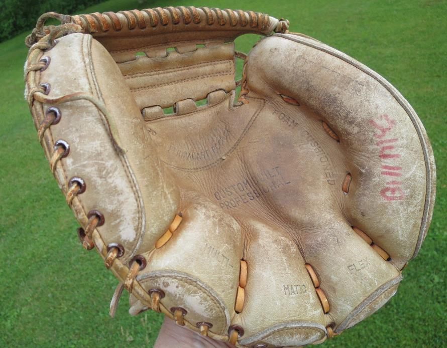 Vintage Regent CM-113 Tan Leather Catcher Mitt Ball Glove Right Hand Thrower 33