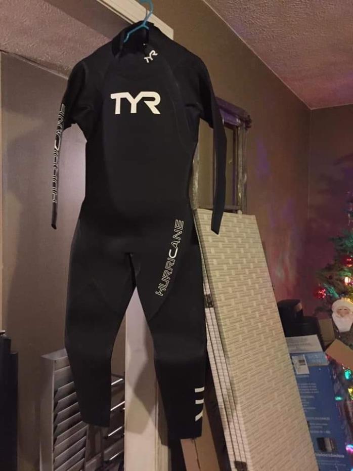 NEW black TYR long sleeved wetsuit for men size medium-carrying bag included.
