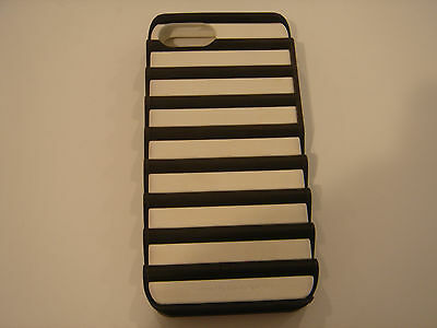 IPHONE 5 CASE BY ILUV BLACK & WHITE PLASTIC LOOKS GREAT AND PROTECTS PERFECTLY