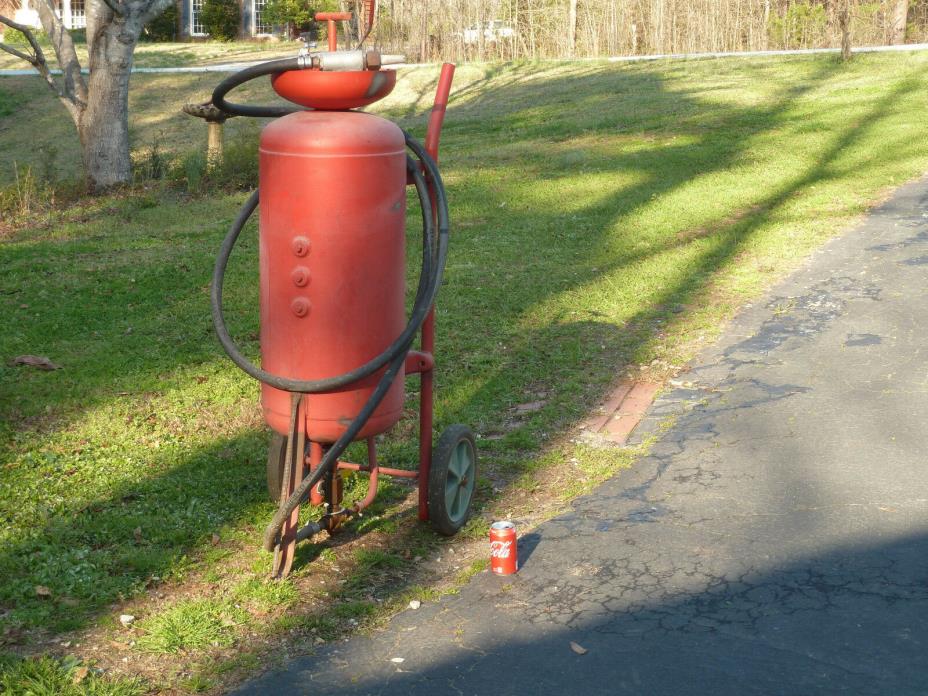 200 lb Sandblaster Pressure Pot, hoses, regulator nice set-up