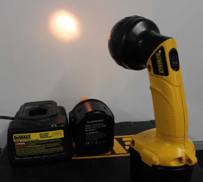 Dewalt DW904 12V Pivoting Head Flashlight w/ 2 batts & chrgr DW9107  AO1018684