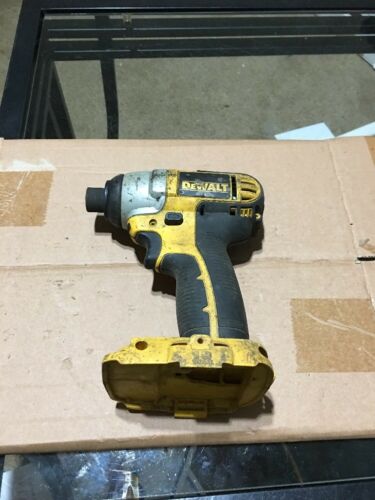 (RI7) DeWalt DCF826 1/4