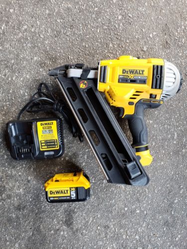 DEWALT - DCN692M1 20-Volt MAX Cordless Brushless  33-Degree Framing Nailer Kit