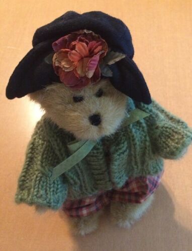 Boyds Bears Bailey Dressed In Green Sweater And Flower Hat 9199-25