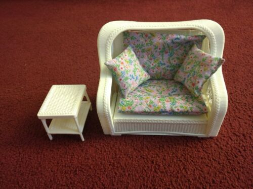Vintage 1983 Barbie White Wicker Sofa Bed Dream House Furniture and side table