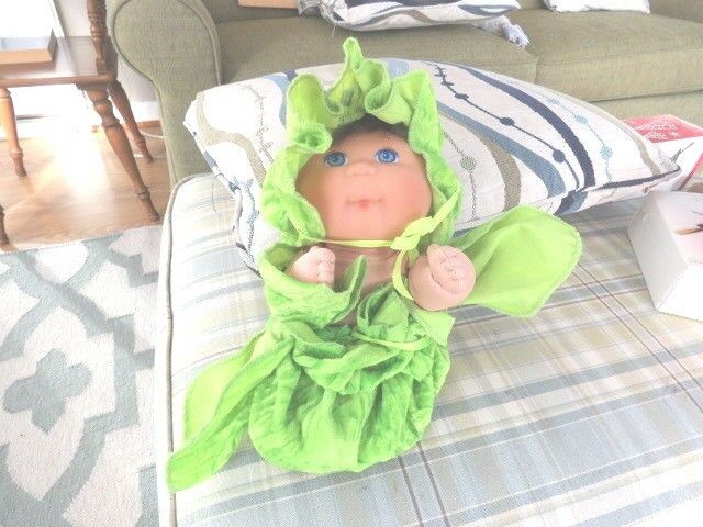 b50d2   VINTAGE UNBORN CABBAGE PATCH KID BABY WITH GREEN WRAPING  NICE