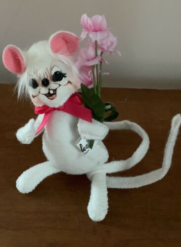 2013 Vintage Annalee Dolls  - Tiny White Mouse With Flower Bouquet