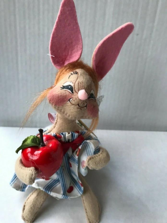 VINTAGE Annalee 7” Easter Bunny w/ Pink Ears & Holding Apple--1995 CUTE!!