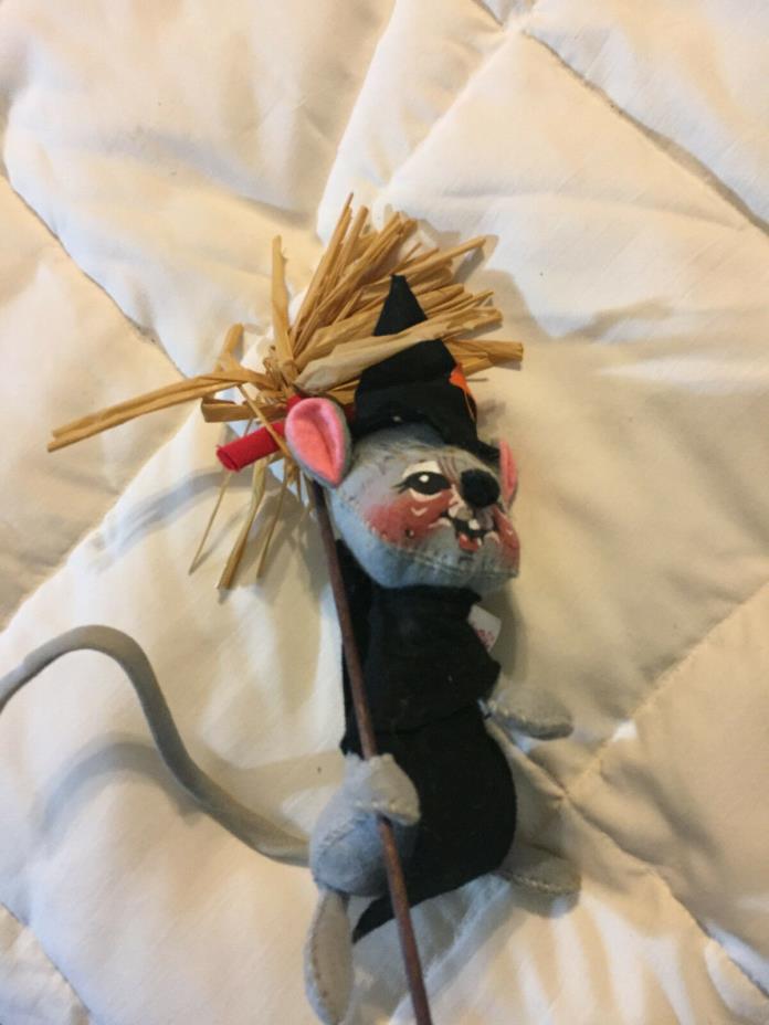 VINTAGE ANNALEE MOBILITEE BLACK HAT GREY MOUSE WITCH & BROOM HALLOWEEN DOLL