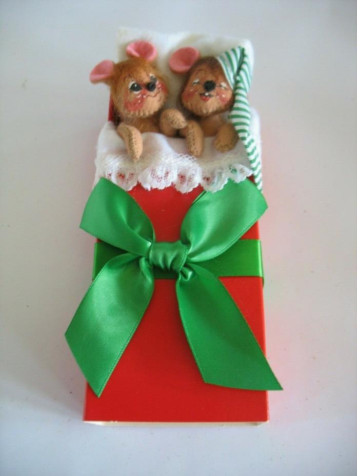 Annalee Felt dolls figures 2 mice in Christmas box gift Bed stocking cap 6 1/2