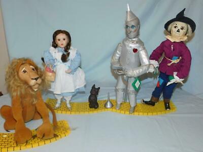 4 Ashton Drake Galleries Wizard of Oz Dolls With Yellow Brick Road Doll Stands
