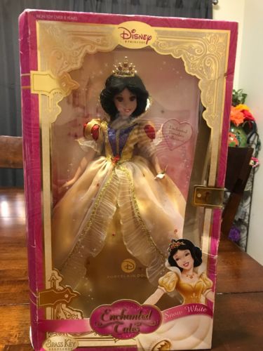 Disney Princess Enchanted Tale Snow White 2007 Brass Key Porcelain Doll