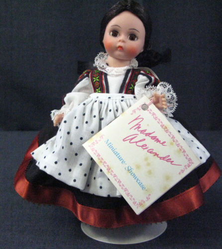Madame Alexander - Sardina - 509 - Includes Stand & Accessories