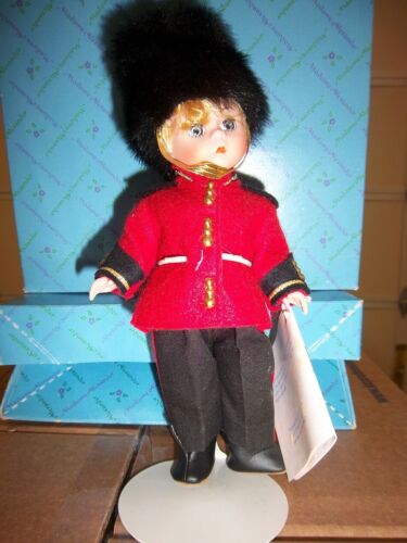 MADAME ALEXANDER ENGLISH GUARD # 515 MINIATURE SHOWCASE COLLECTION