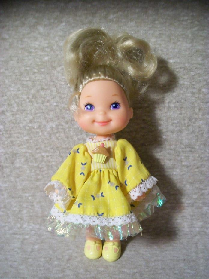 B3  Cherry Merry Muffin Doll, Banancy, Blonde Hair, Yellow Dress