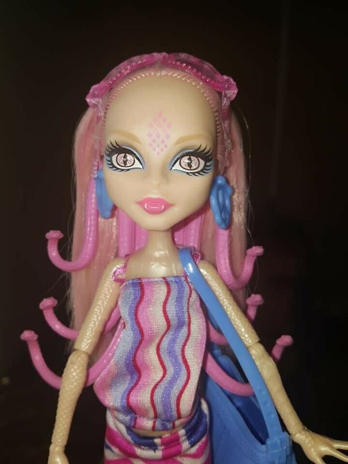 Monster High doll Viperine Gorgon in Londoom New out of Box Mint condition