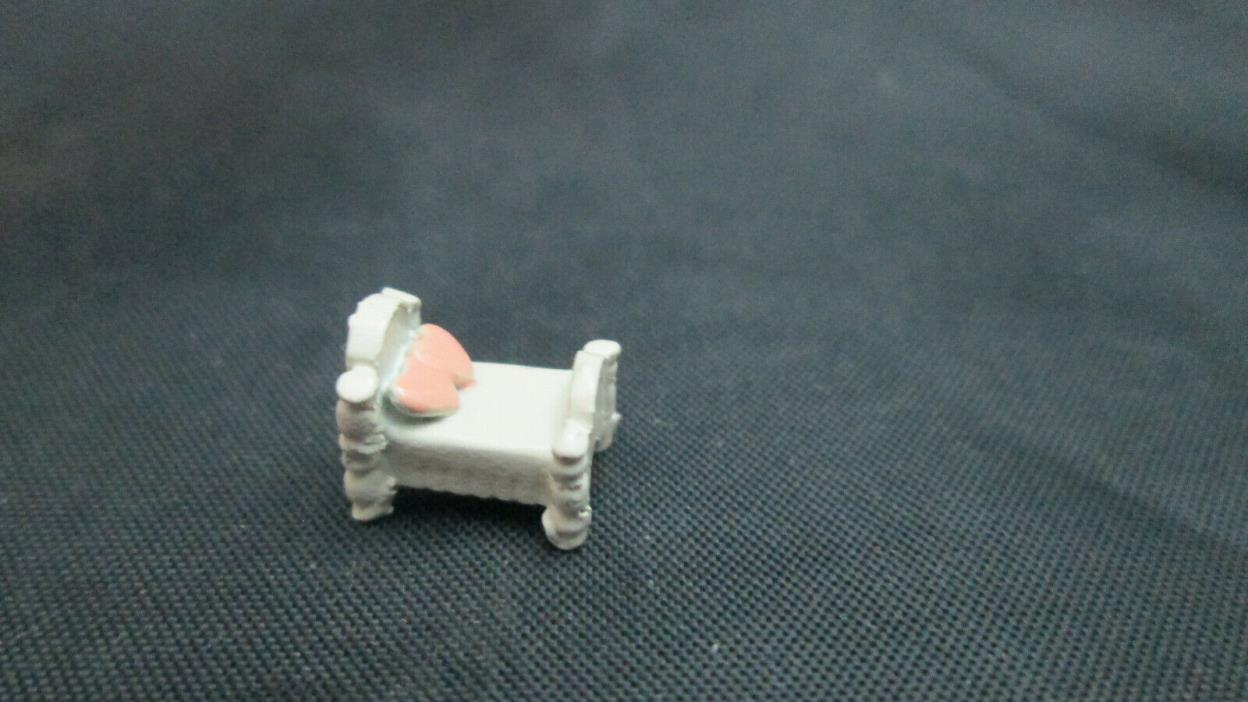 Dollhouse Miniature 1:144th Scale Finished Metal Toy Doll's Bed White with Pink