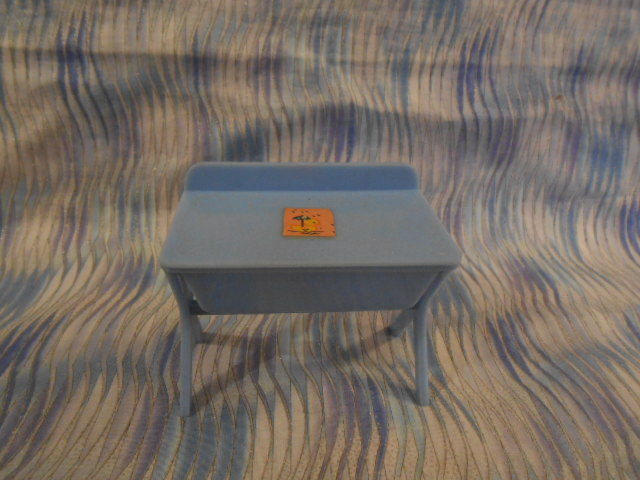 A RENWAL Dolly's Bathinette  Baby Changing Table W/Bathing Dollhouse Furniture