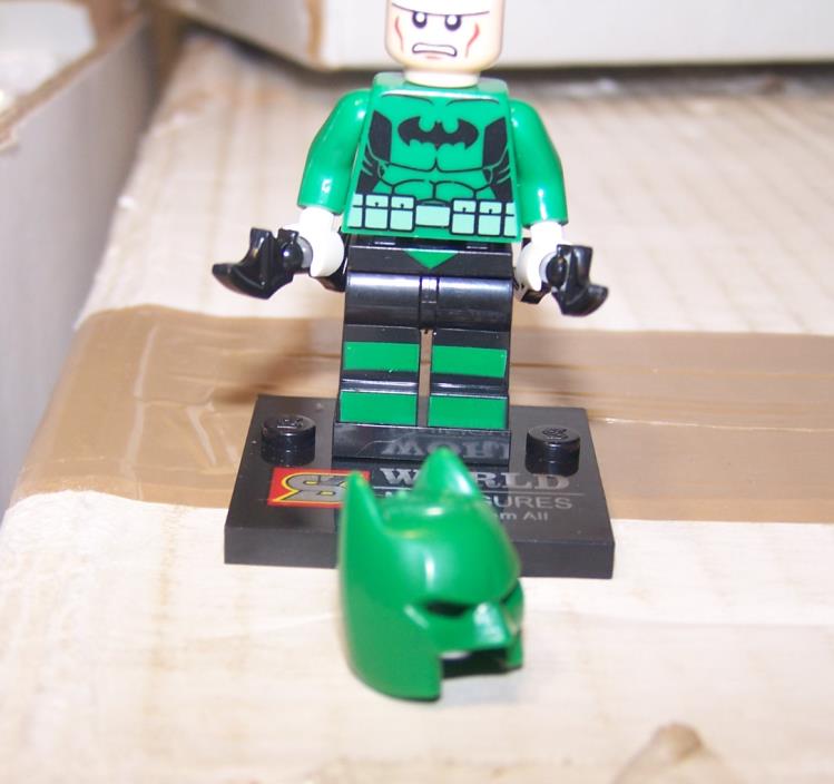 GREEN BATMAN MINI FIGURE WITH  BATARANG BRICK LEGO DC