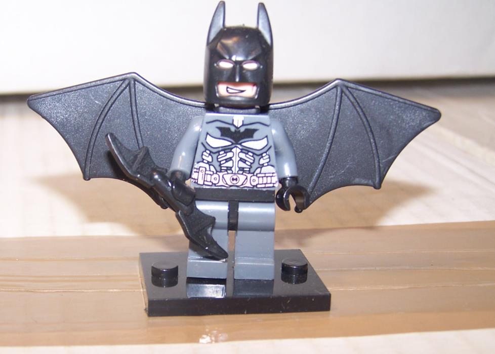 BATMAN mini figure with batarang LEGO BRICK BLOCK