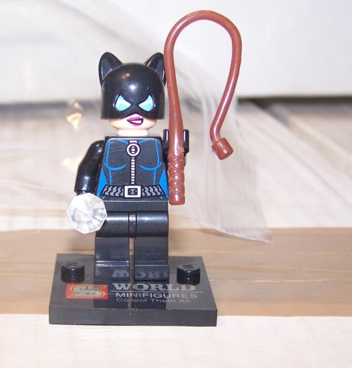 CATWOMAN  MINI FIGURE WITH  WHIP AND JEWEL + BRICK LEGO DC