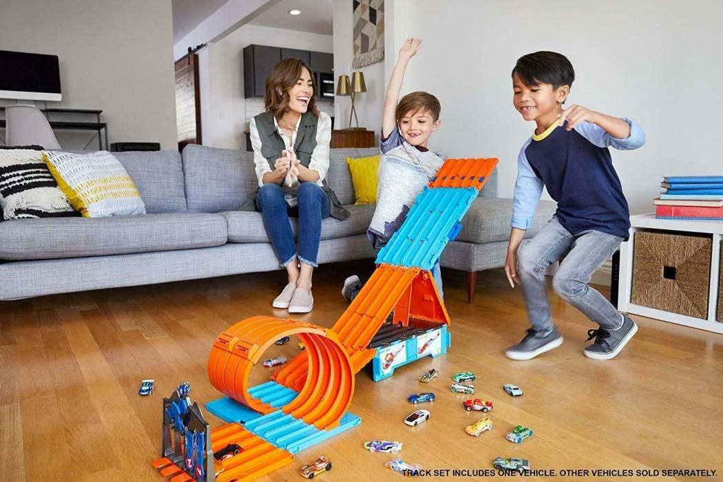 Hot Wheels Track Builder System Race Crate Gravity Drop, Mega Jump and Drag Race