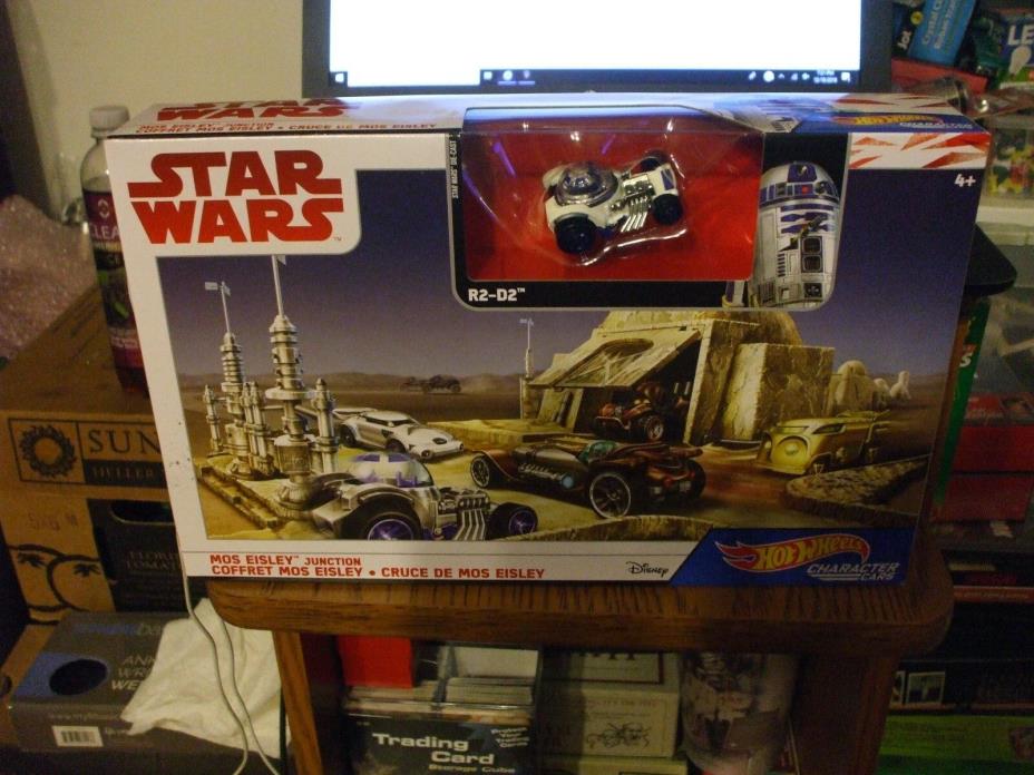 Hot Wheels Star Wars Mos Eisley Junction  Playset Die Cast R2-D2 Character Car