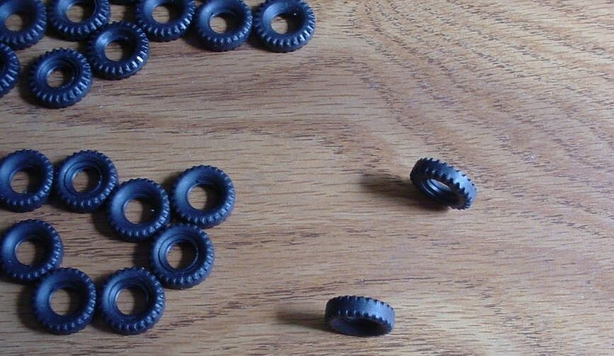 DINKY  LOT OF  8 TIRES  4 /17 MM & 4 / 18MM MILITARY TREAD /ARMY  TIRES
