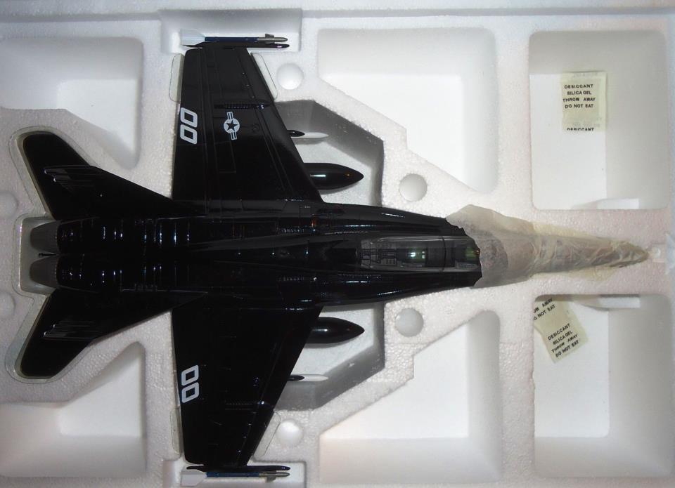 Armour Collection 1:48 Scale Diecast Metal - F18 HORNET U.S. Navy Art. 98073 NIB