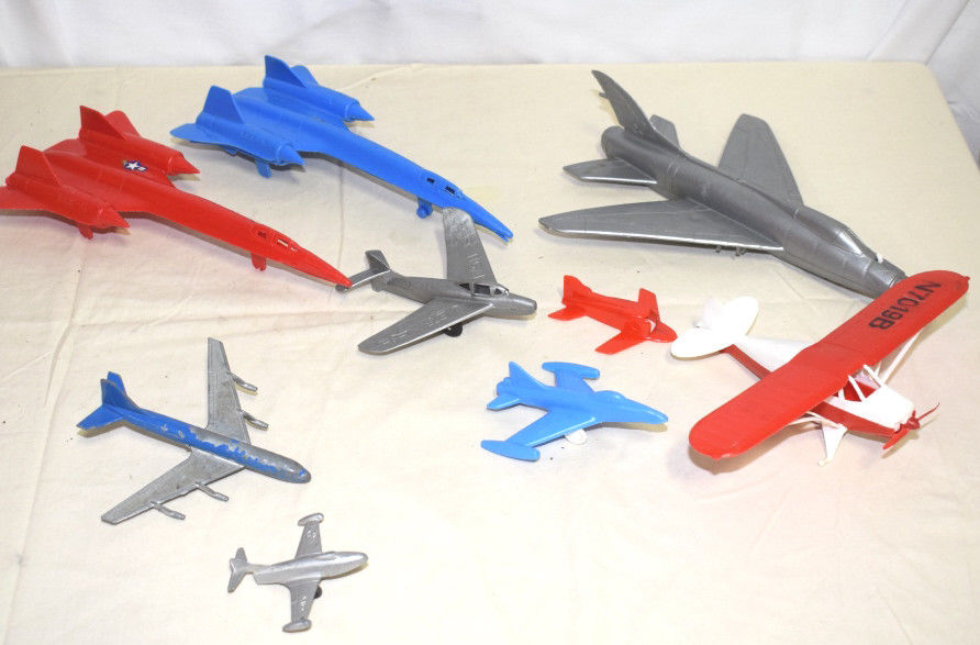 LOT OF VINTAGE TOY PLANES COLLECTION