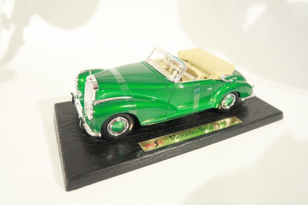 Green Maisto Special Edition 1:18 Scale Diecast 1955 Mercedes Benz 300S Car