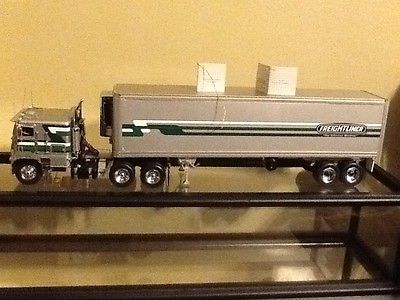 Franklin Mint 1:32  Freightliner cab over with reefer trailer