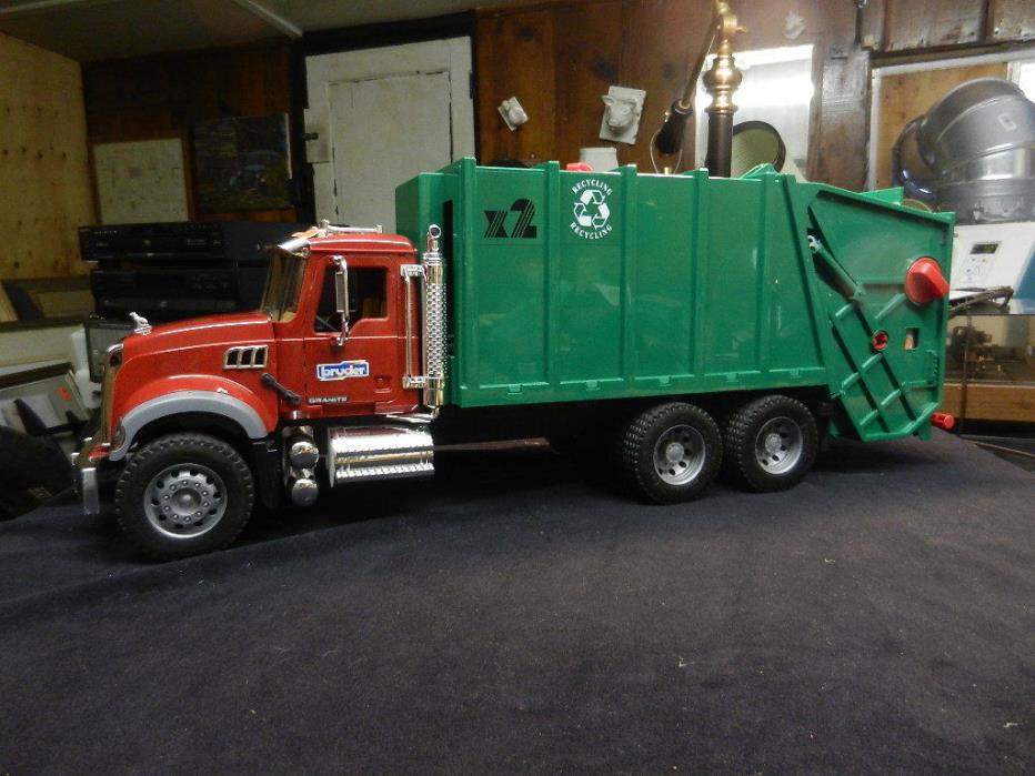 BRUDER 1:16 Mack Granite Garbage Truck 02812