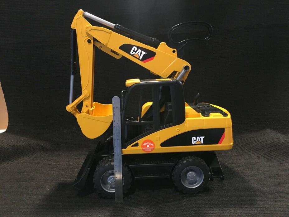 Bruder Toys Caterpillar Wheeled Excavator CAT 1517/01 made in 2006 Germany