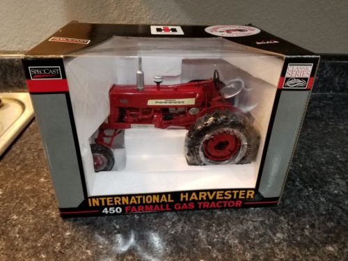 International Harvester IH FARMALL 450 1:16 High Detail SpecCast NIB wide  front