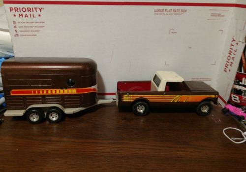 Ertl international pickup with horse trailer