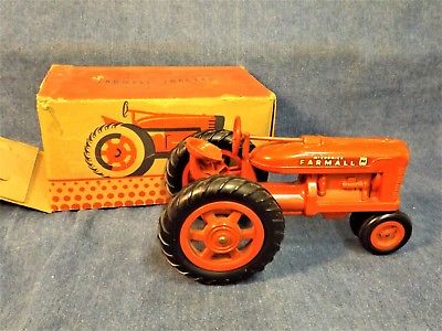 FARMALL M TRACTOR - from 1946 with ORIGNAL BOX - PRODUCT MINIATURE  - 1/16 SCALE