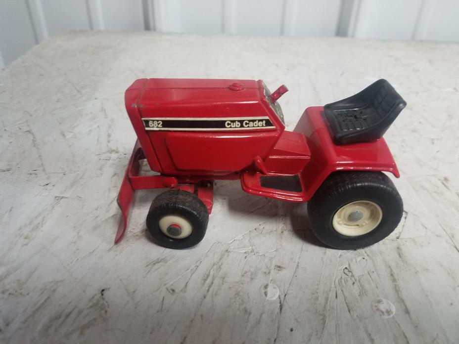 VINTAGE 1/16 Cub Cadet  RED 682 Garden Tractor with blade