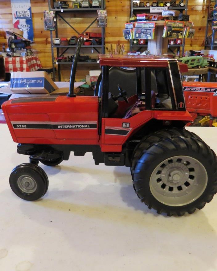 IH Ertl International Harvester 5288 2WD Dual Wheels IH111