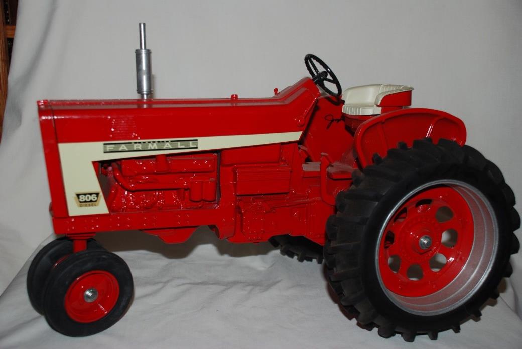 International Harvester (IH) 806 1/8 scale tractor (CASE IH) maker Scale Models